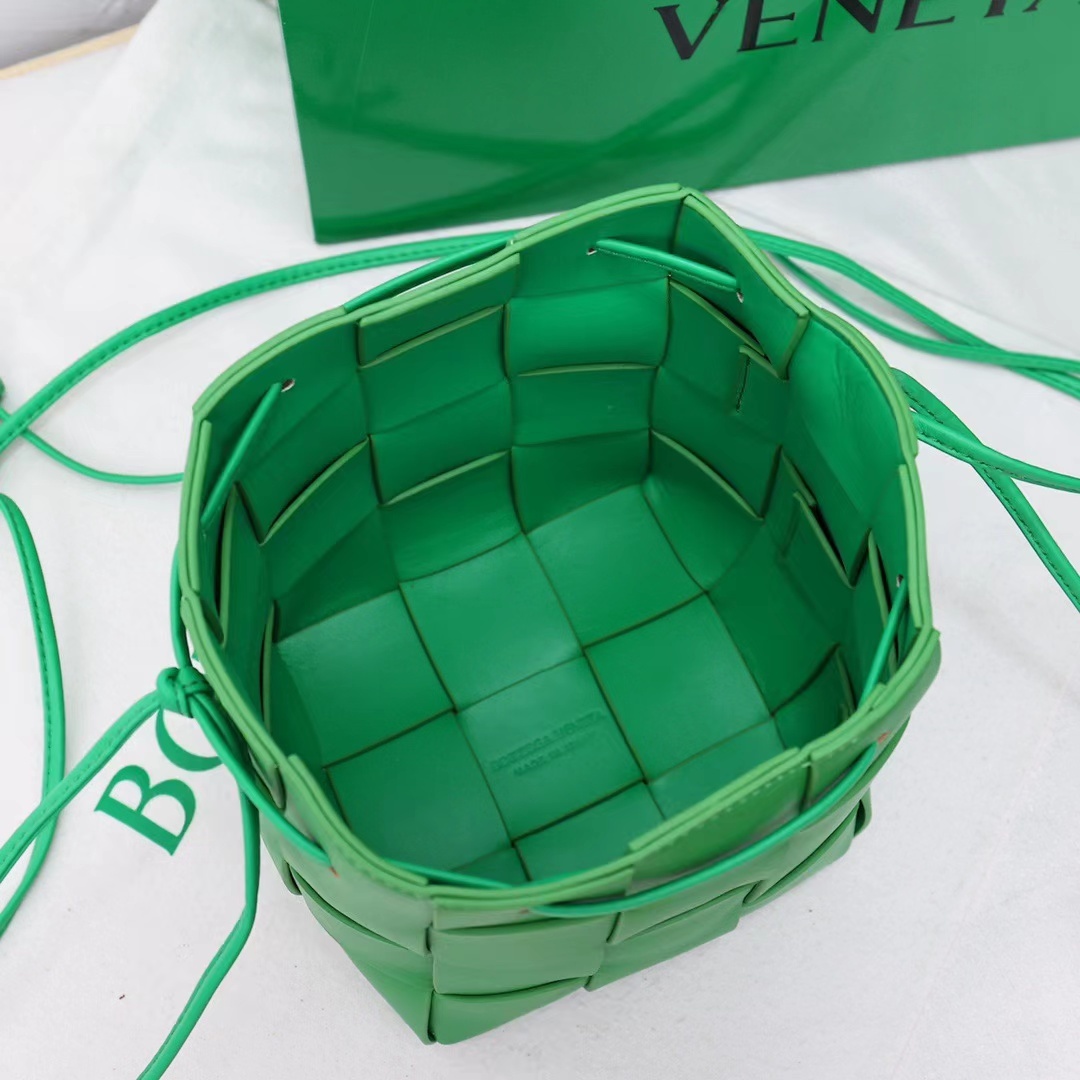 【BOTTEGA VENETA】クロスボディバッグ ◆ レザー