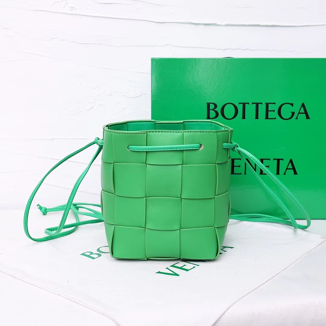 【BOTTEGA VENETA】クロスボディバッグ ◆ レザー