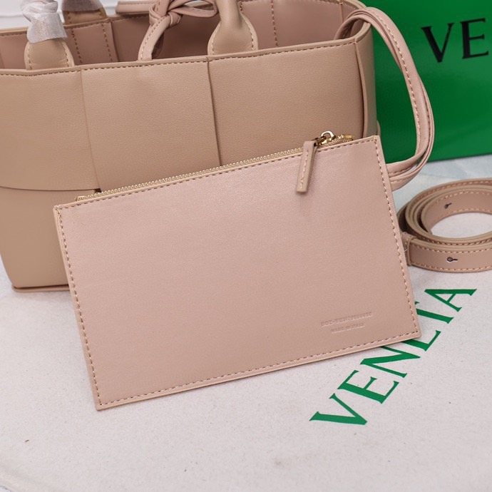 【やっぱり可愛い！】BOTTEGA VENETA The Arco トートバッグ