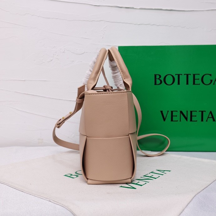 【やっぱり可愛い！】BOTTEGA VENETA The Arco トートバッグ