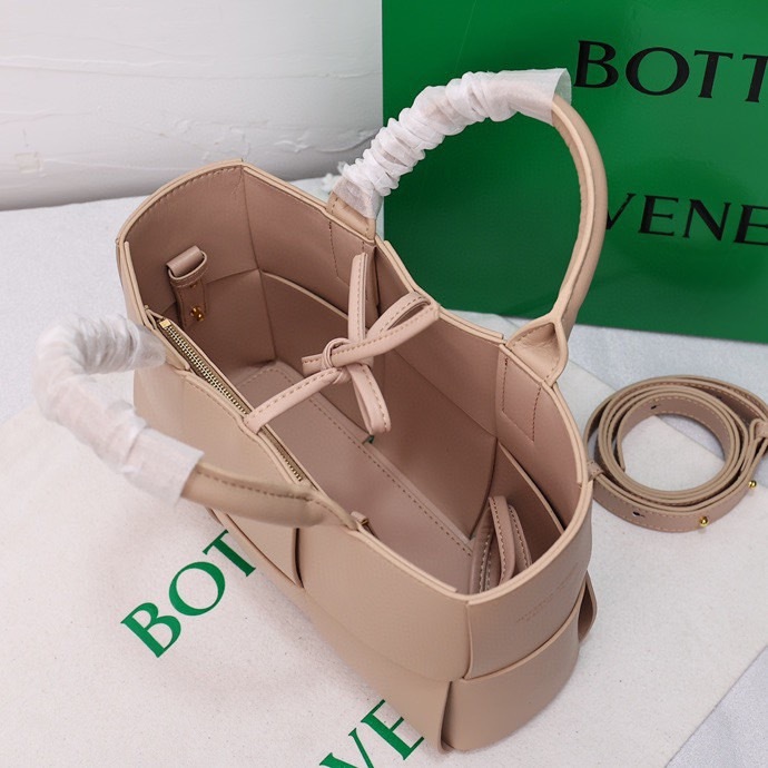 【やっぱり可愛い！】BOTTEGA VENETA The Arco トートバッグ