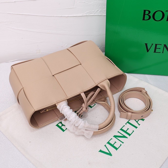 【やっぱり可愛い！】BOTTEGA VENETA The Arco トートバッグ