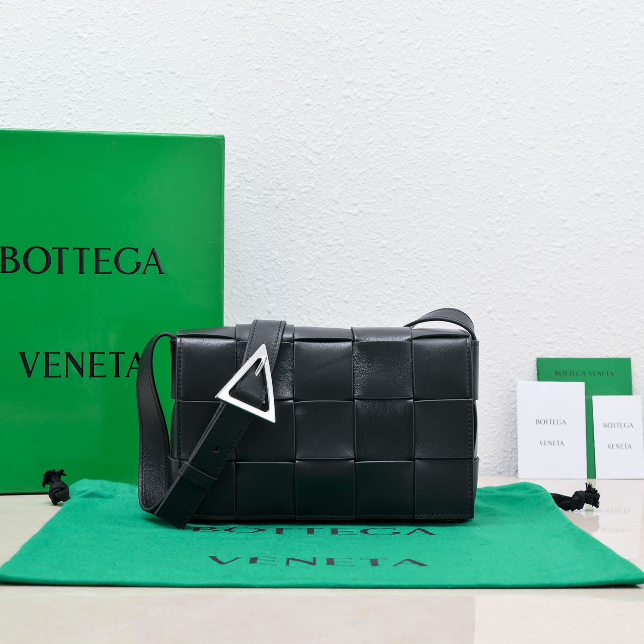 BOTTEGA VENETA カセット ミディアム クロスボディバッグ