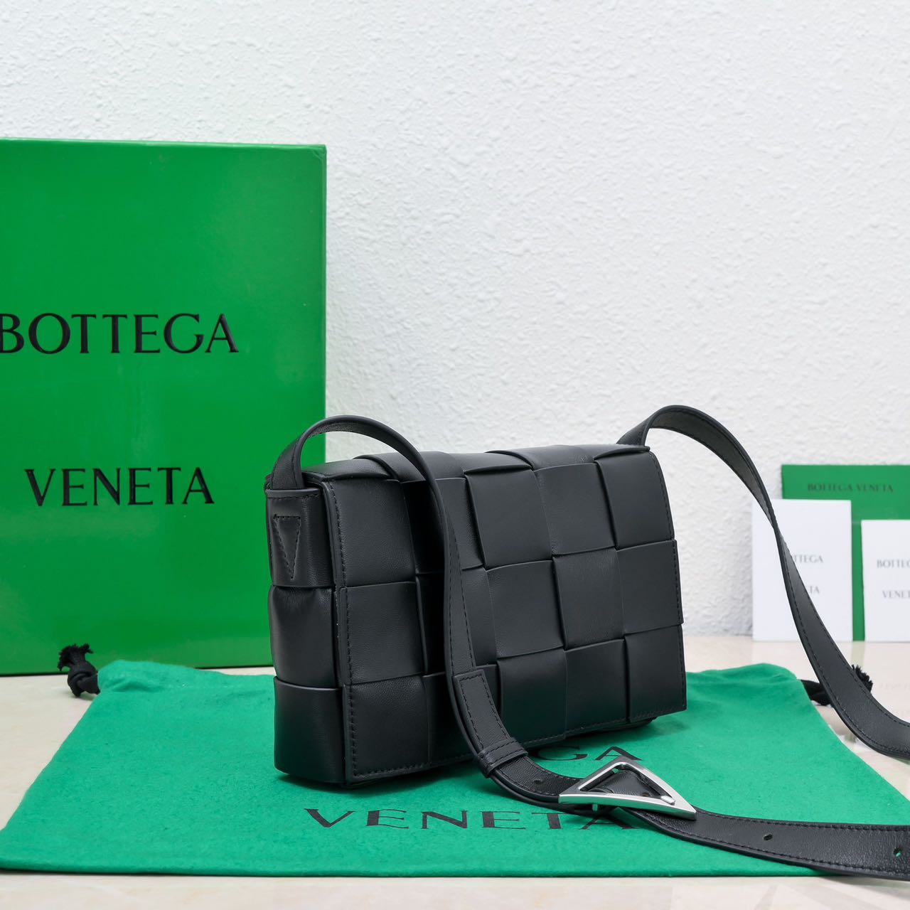 BOTTEGA VENETA カセット ミディアム クロスボディバッグ