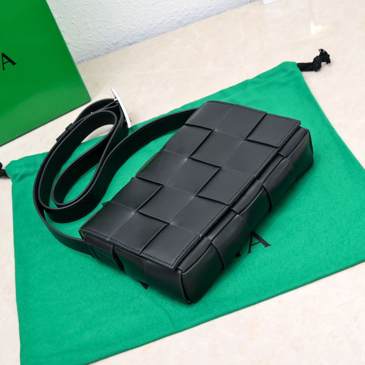 BOTTEGA VENETA カセット ミディアム クロスボディバッグ