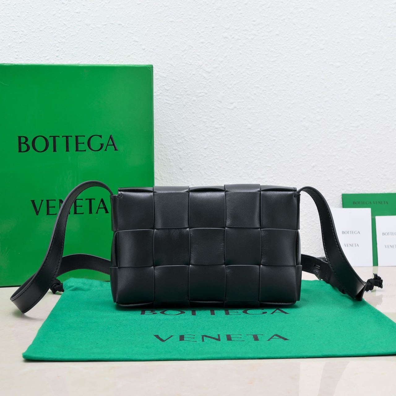 BOTTEGA VENETA カセット ミディアム クロスボディバッグ