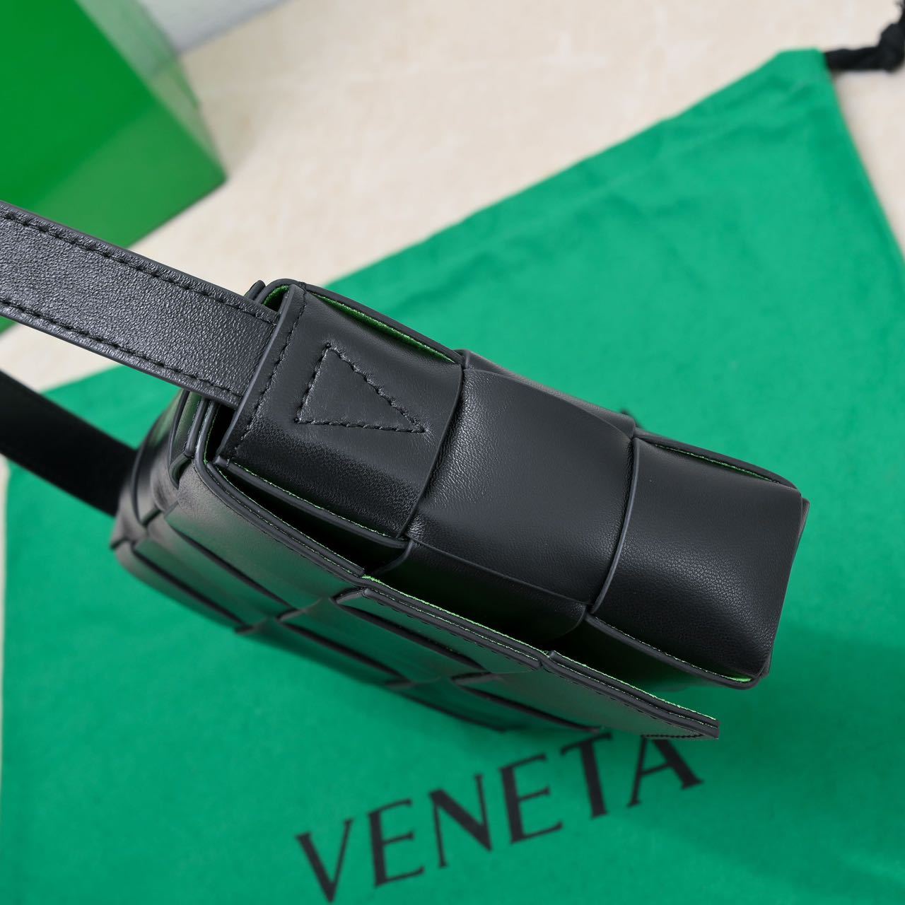 BOTTEGA VENETA カセット ミディアム クロスボディバッグ