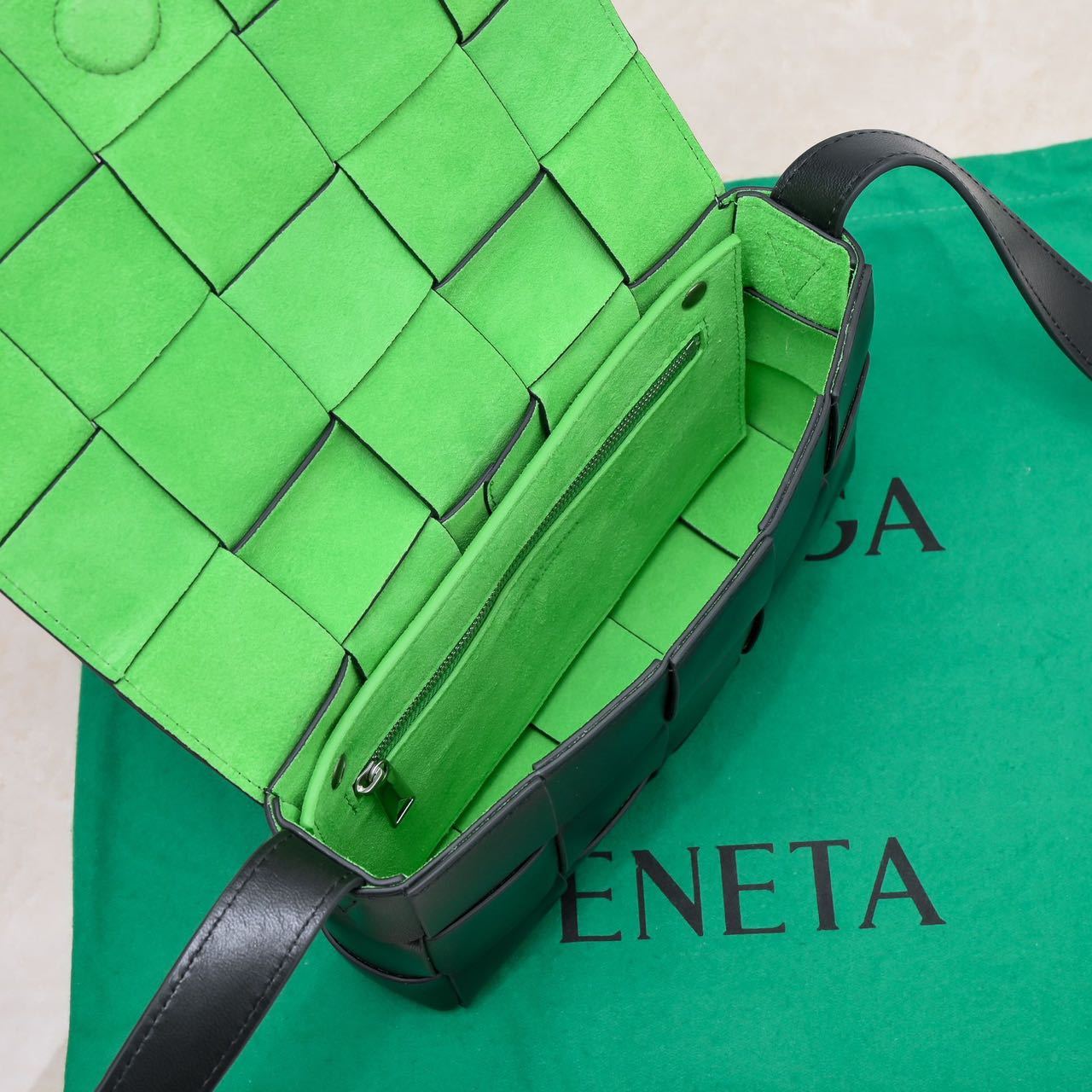 BOTTEGA VENETA カセット ミディアム クロスボディバッグ