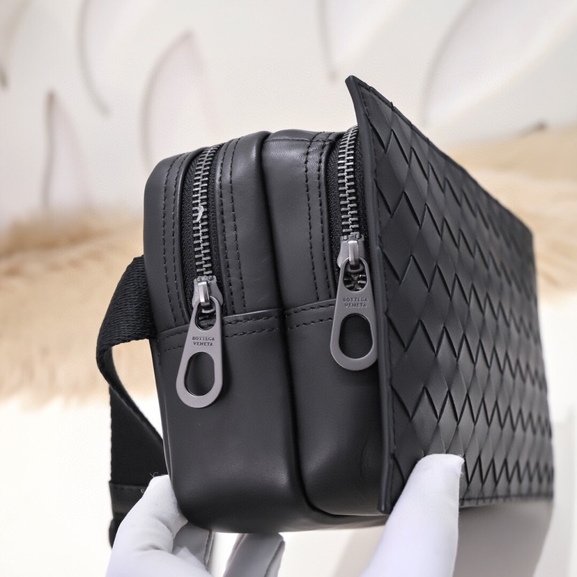 【Bottega Veneta】イントレチャートベルトバッグ