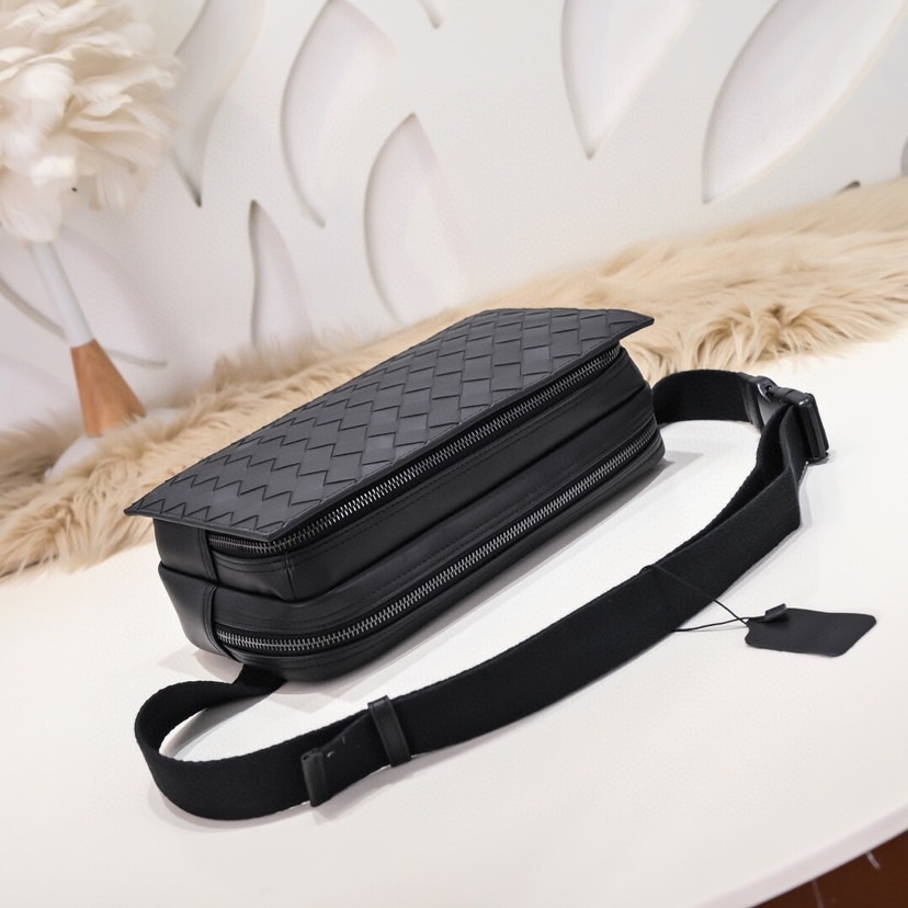 【Bottega Veneta】イントレチャートベルトバッグ