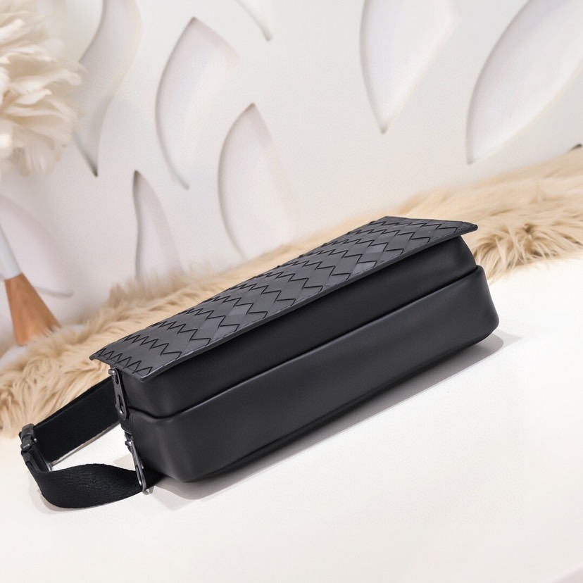 【Bottega Veneta】イントレチャートベルトバッグ