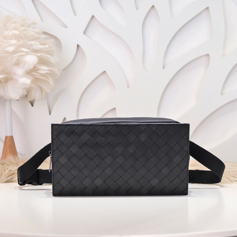 【Bottega Veneta】イントレチャートベルトバッグ