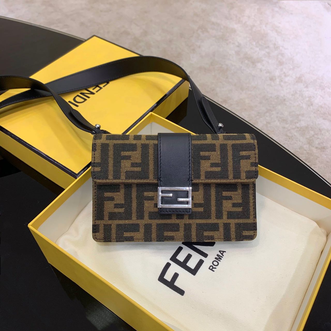 FENDI☆バゲット スリム クラッチ ファブリックバッグ