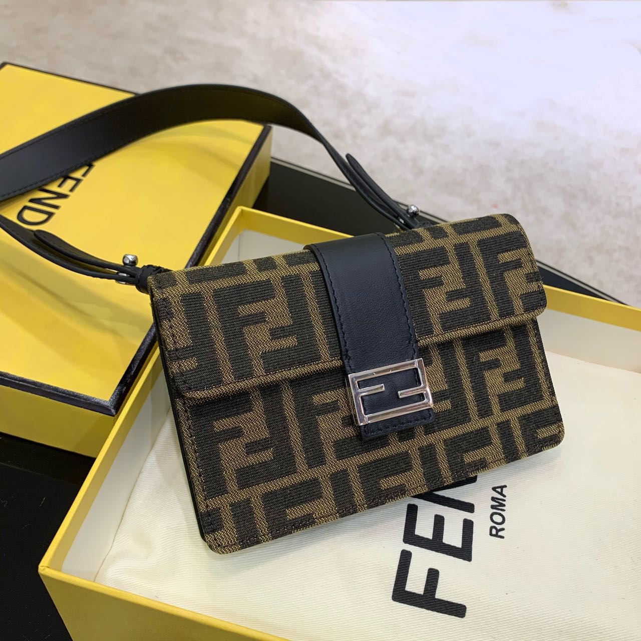 FENDI☆バゲット スリム クラッチ ファブリックバッグ