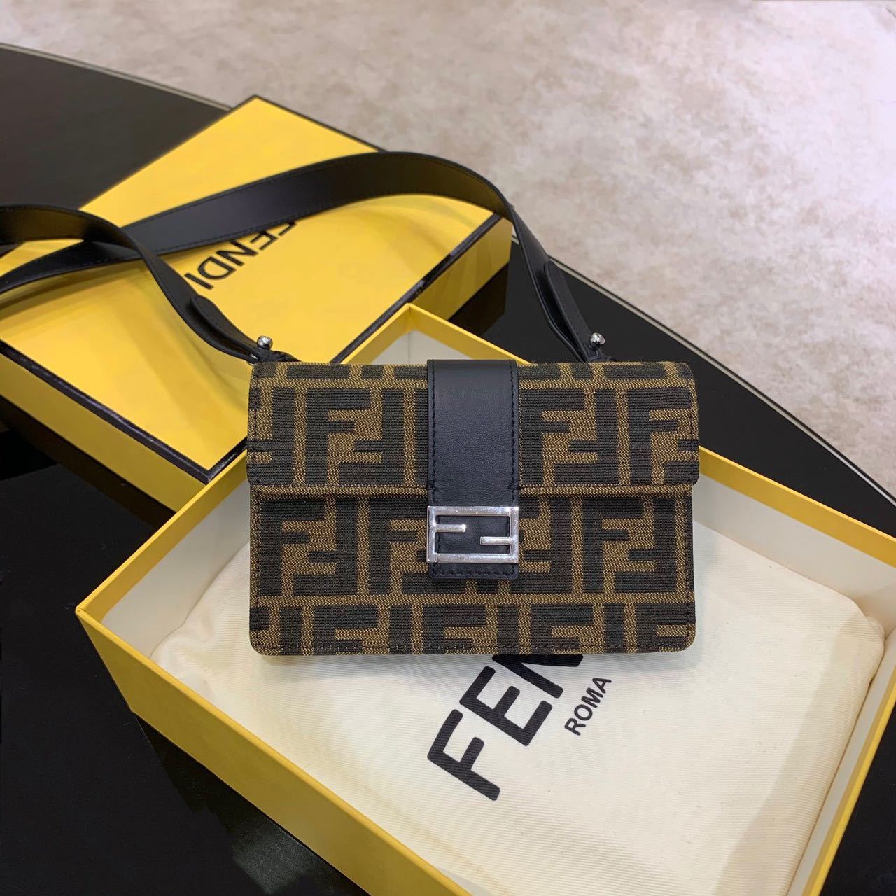 FENDI☆バゲット スリム クラッチ ファブリックバッグ