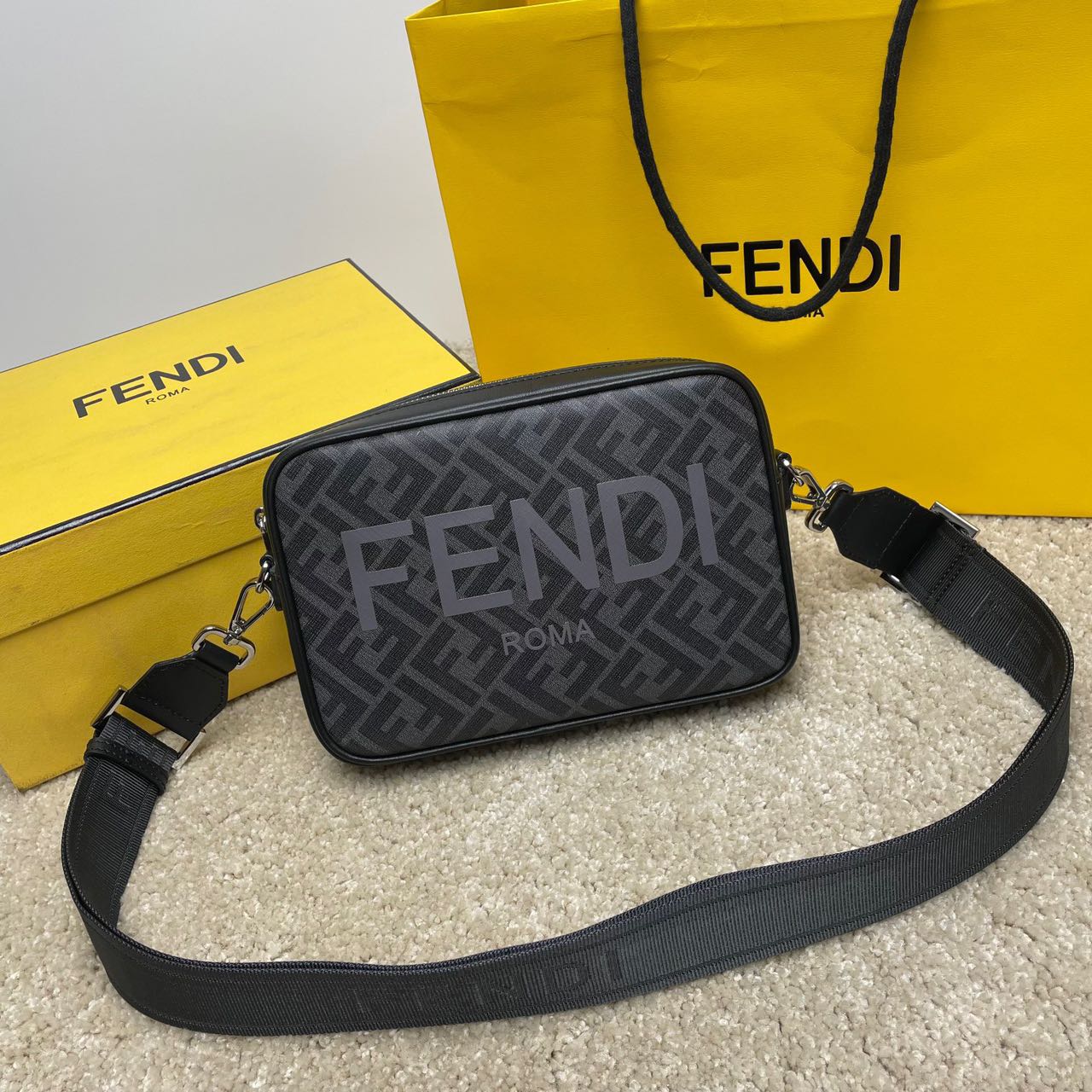 FENDI ブラウンFFファブリック バッグ カメラケース