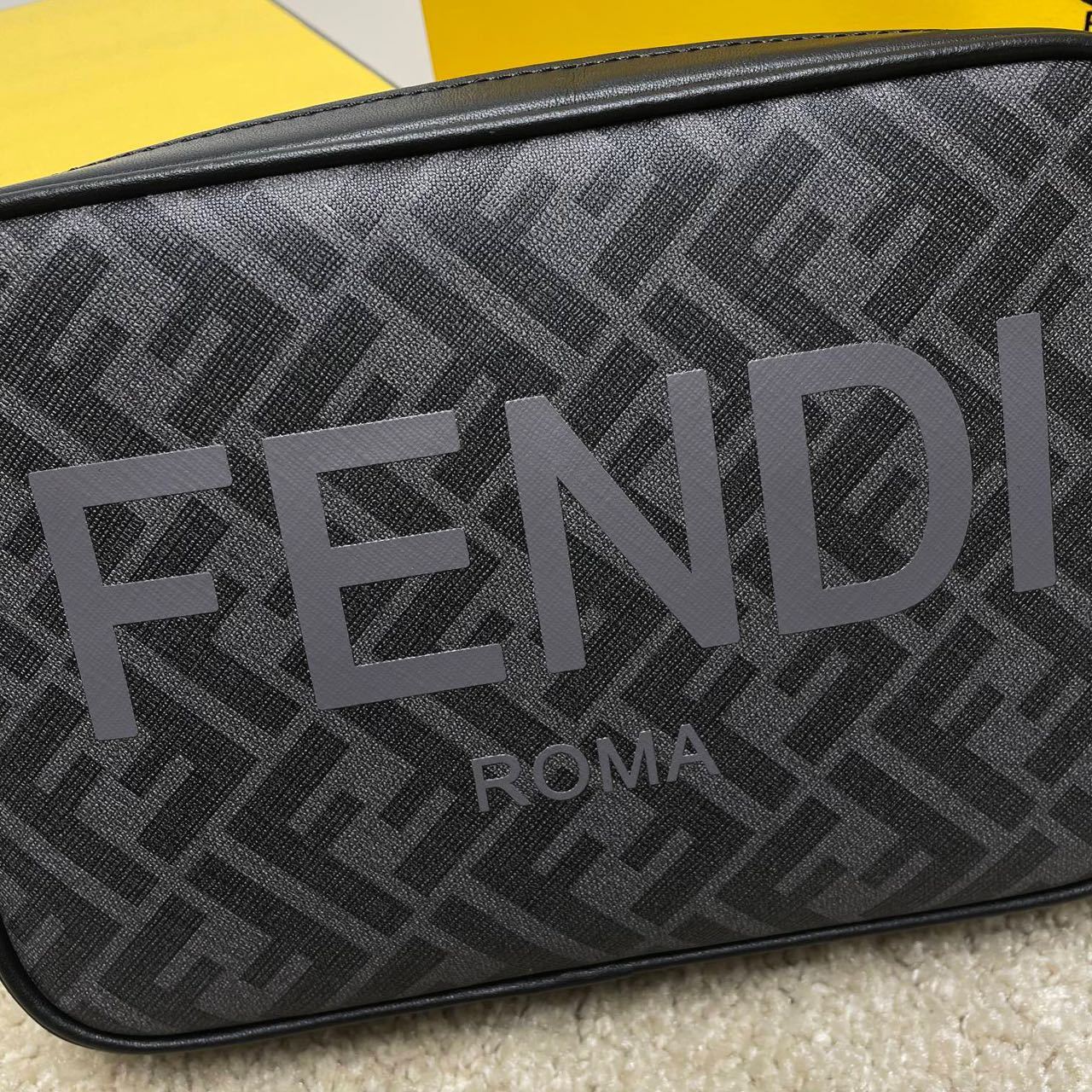 FENDI ブラウンFFファブリック バッグ カメラケース