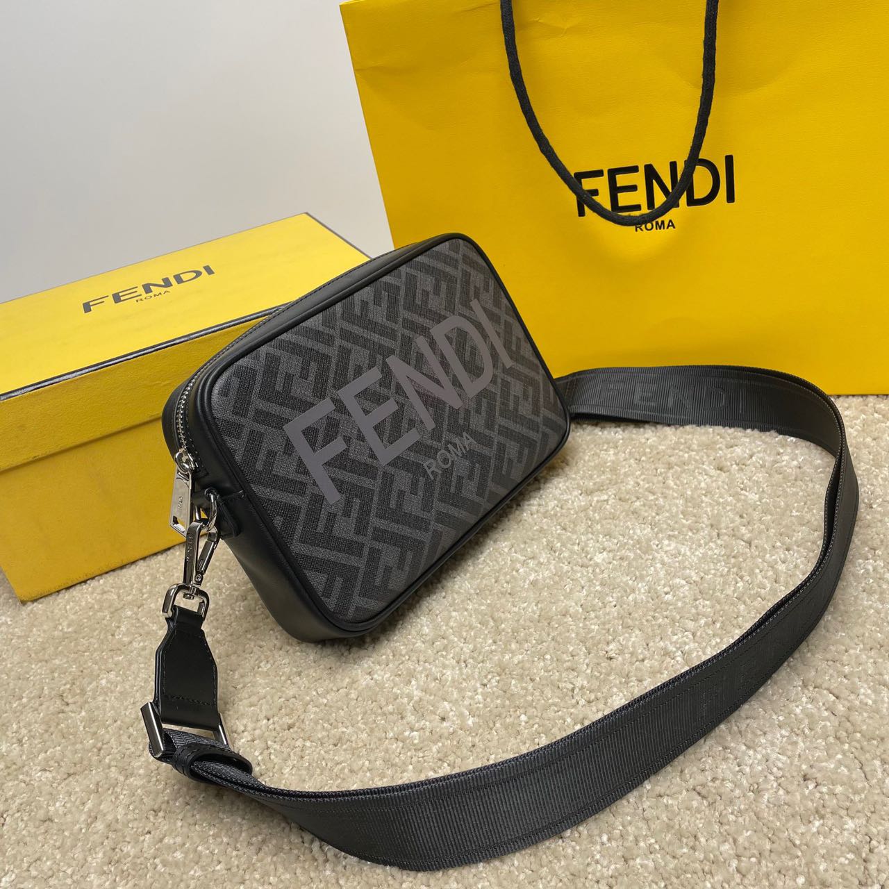 FENDI ブラウンFFファブリック バッグ カメラケース