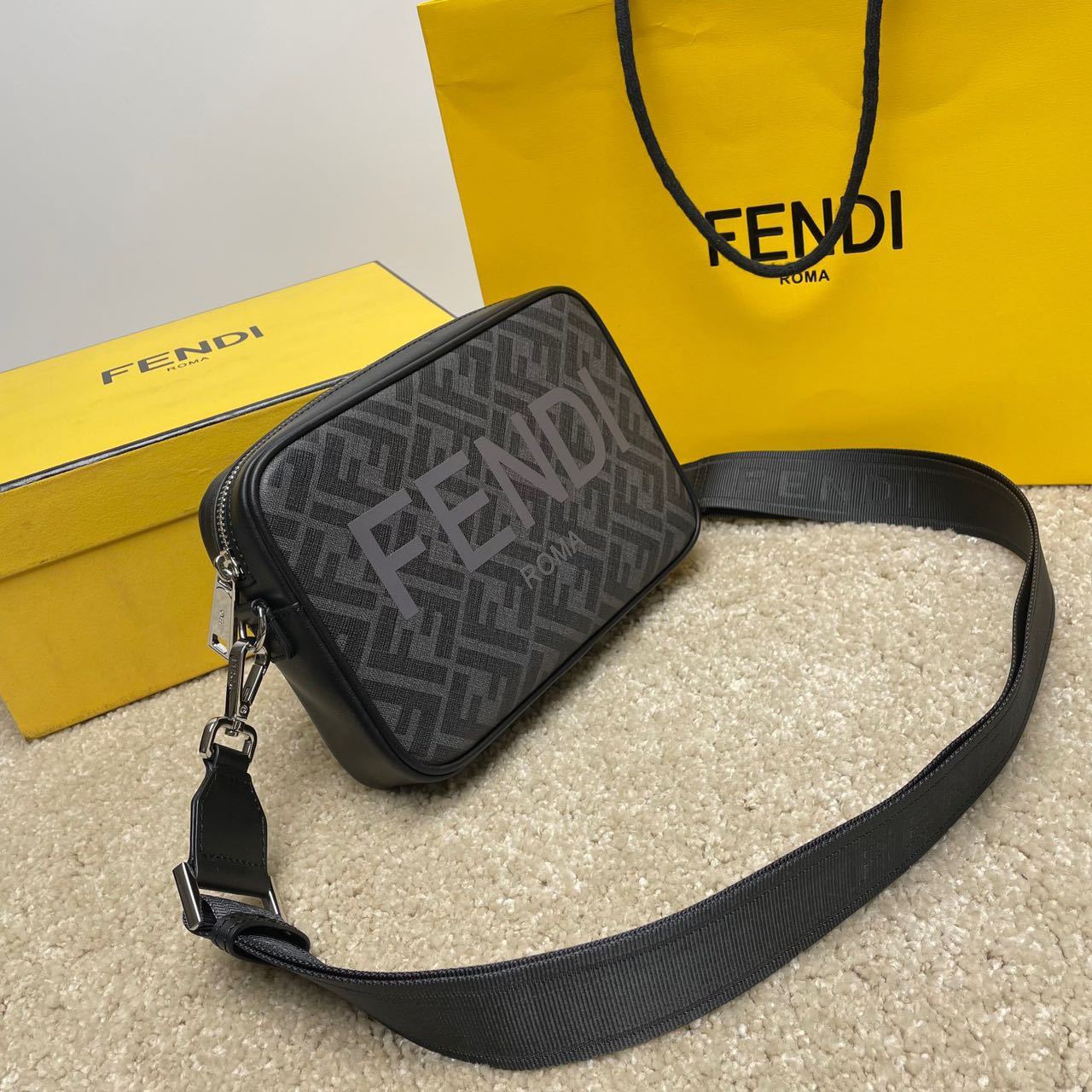 FENDI ブラウンFFファブリック バッグ カメラケース