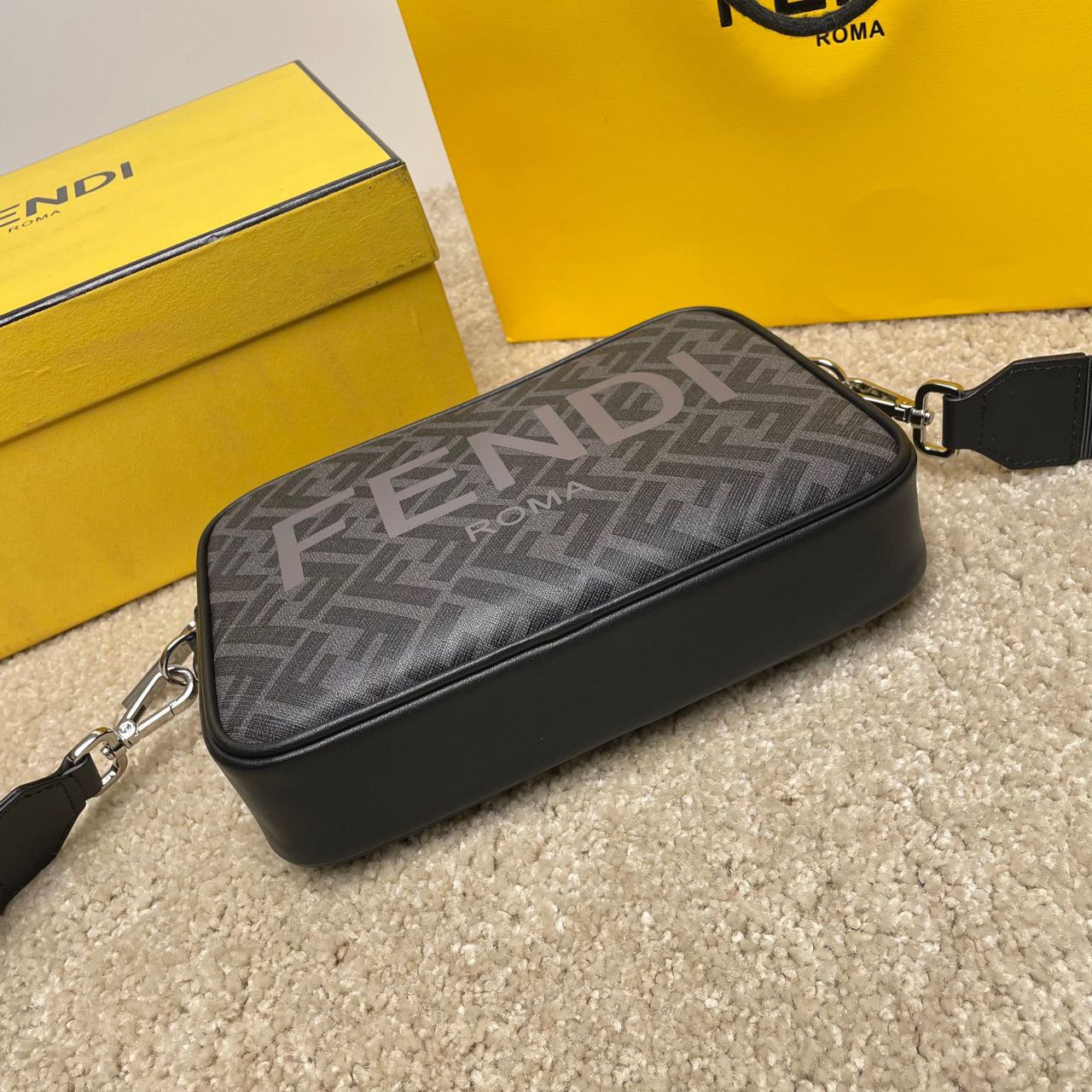 FENDI ブラウンFFファブリック バッグ カメラケース