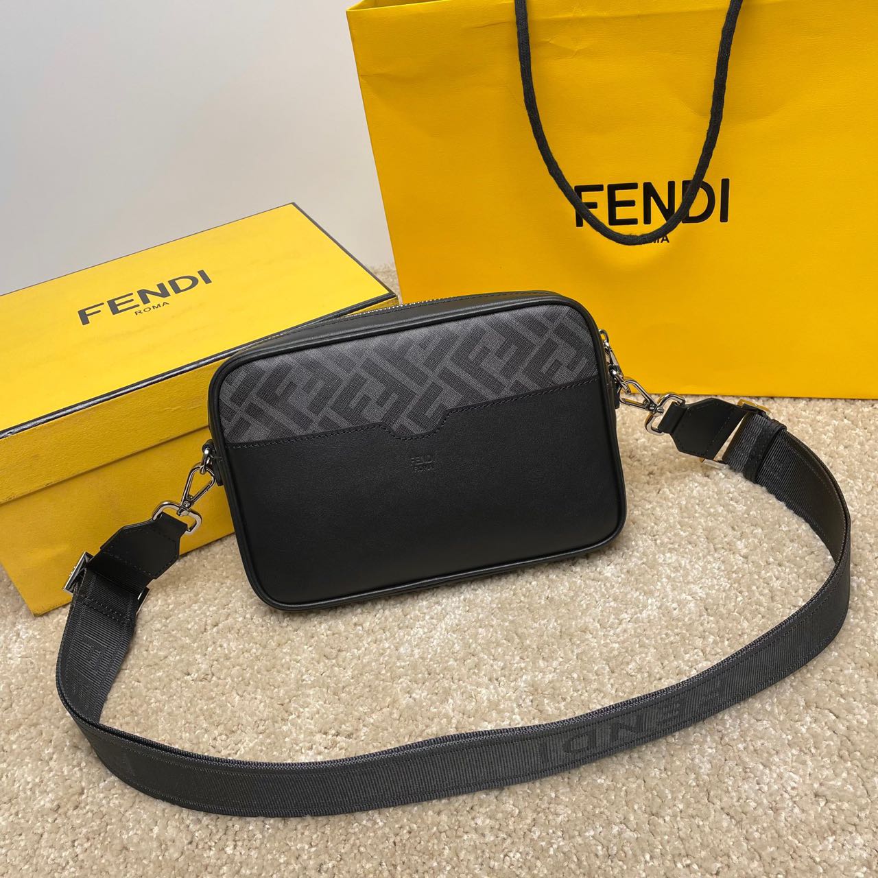 FENDI ブラウンFFファブリック バッグ カメラケース