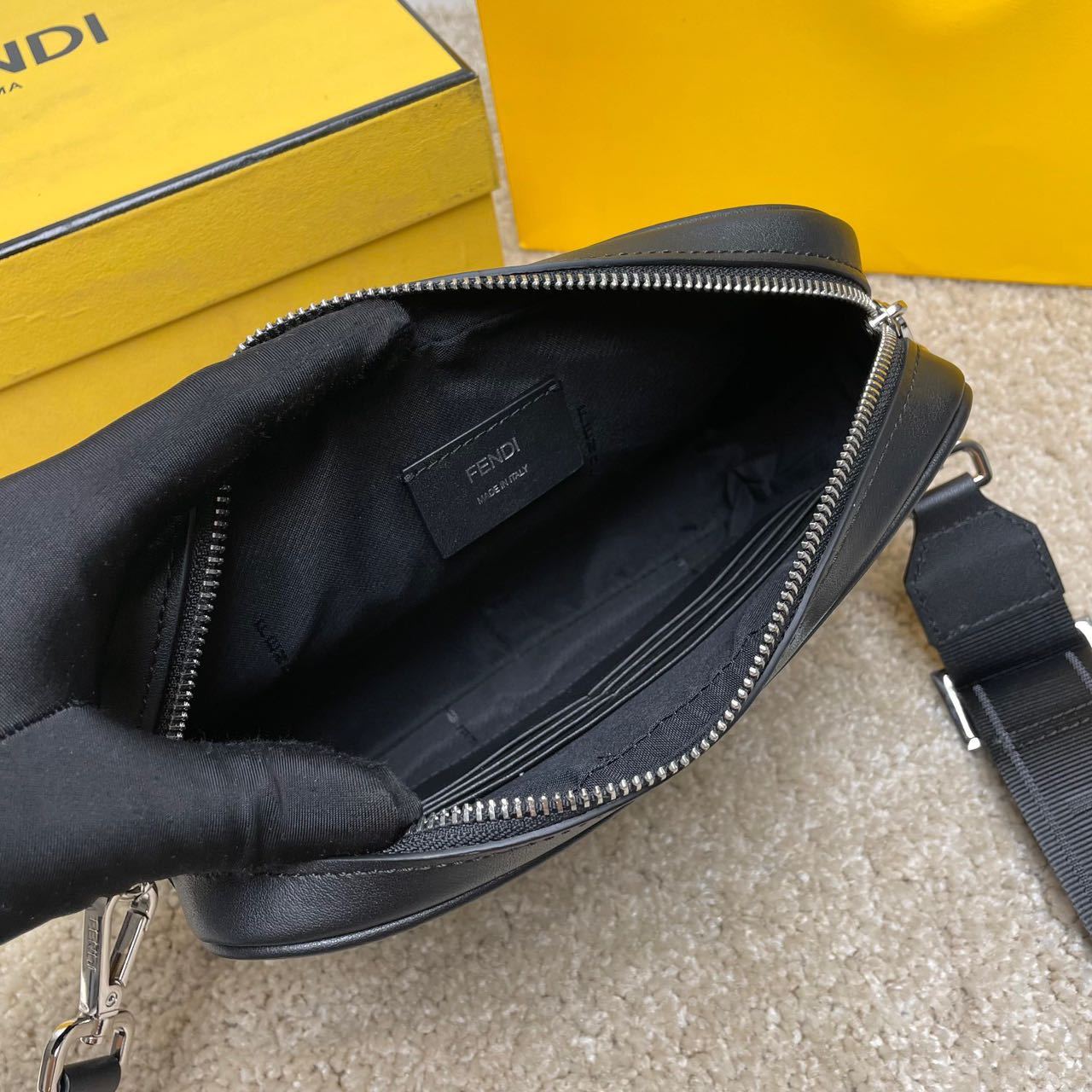 FENDI ブラウンFFファブリック バッグ カメラケース