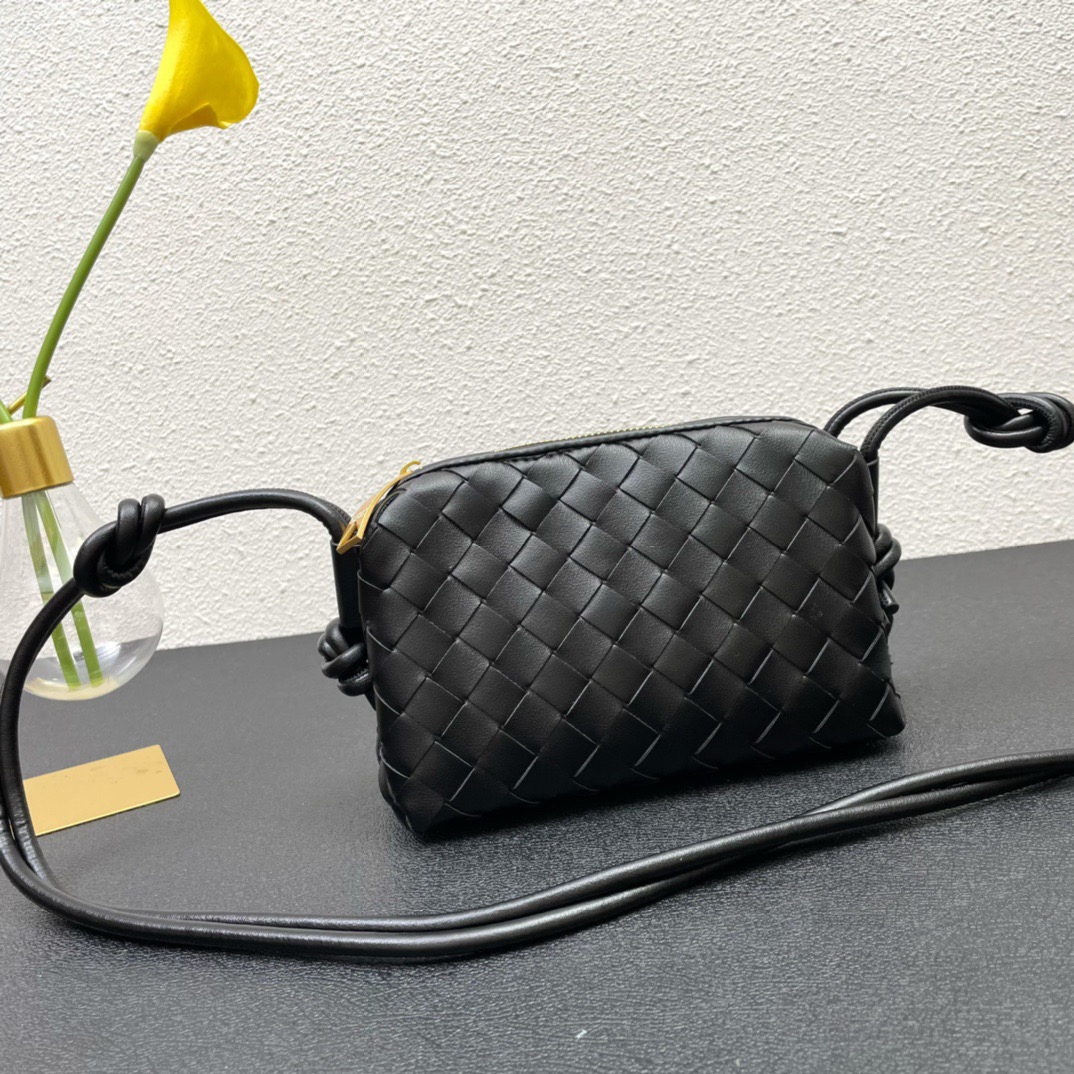 【BOTTEGA VENETA】ループ クロスボディミニバッグ