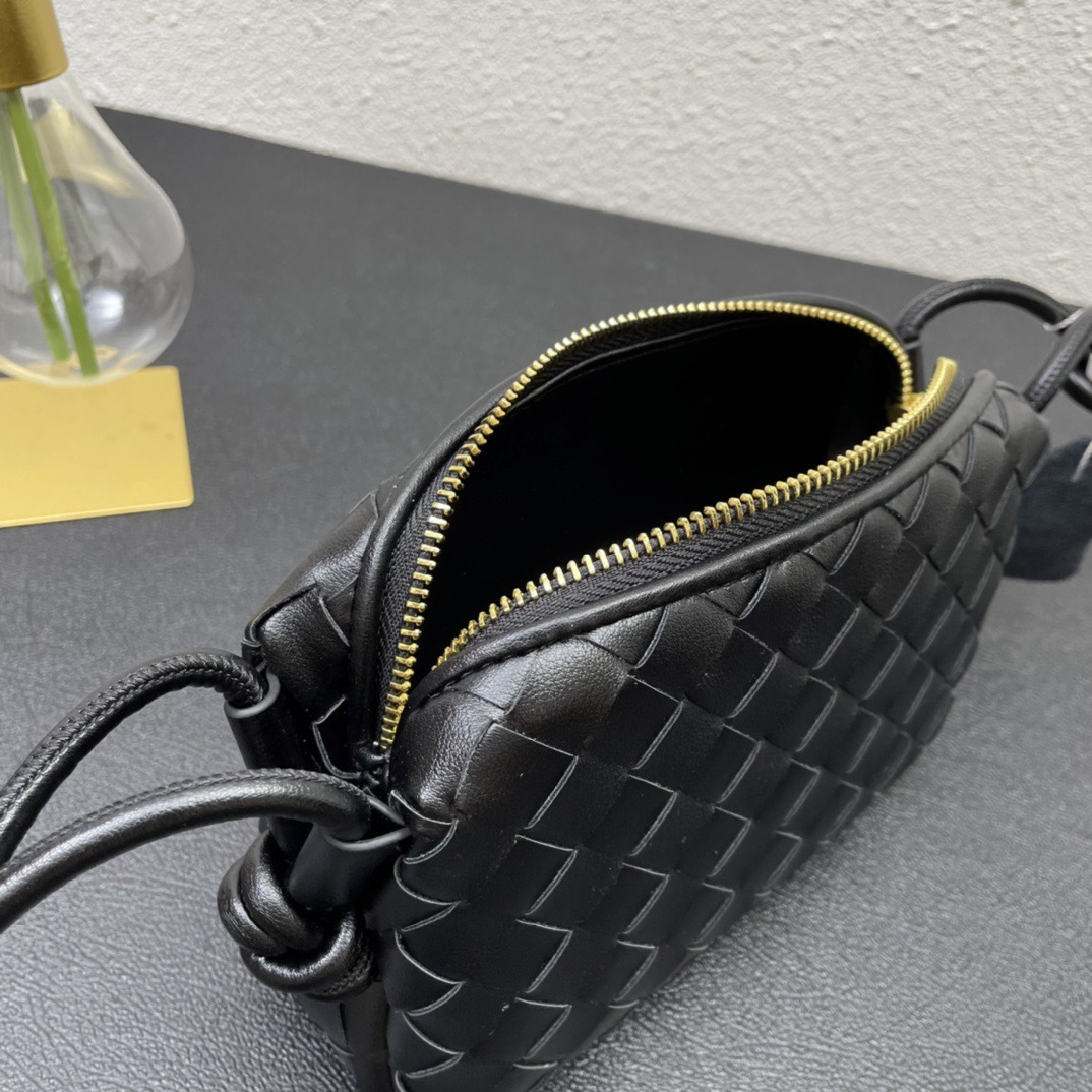 【BOTTEGA VENETA】ループ クロスボディミニバッグ