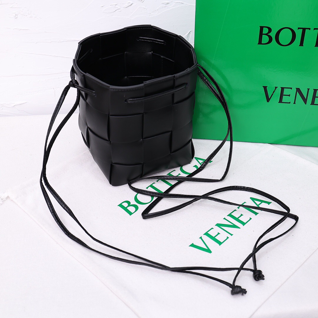 【BOTTEGA VENETA】カセット スモールバッグ イントレチャート