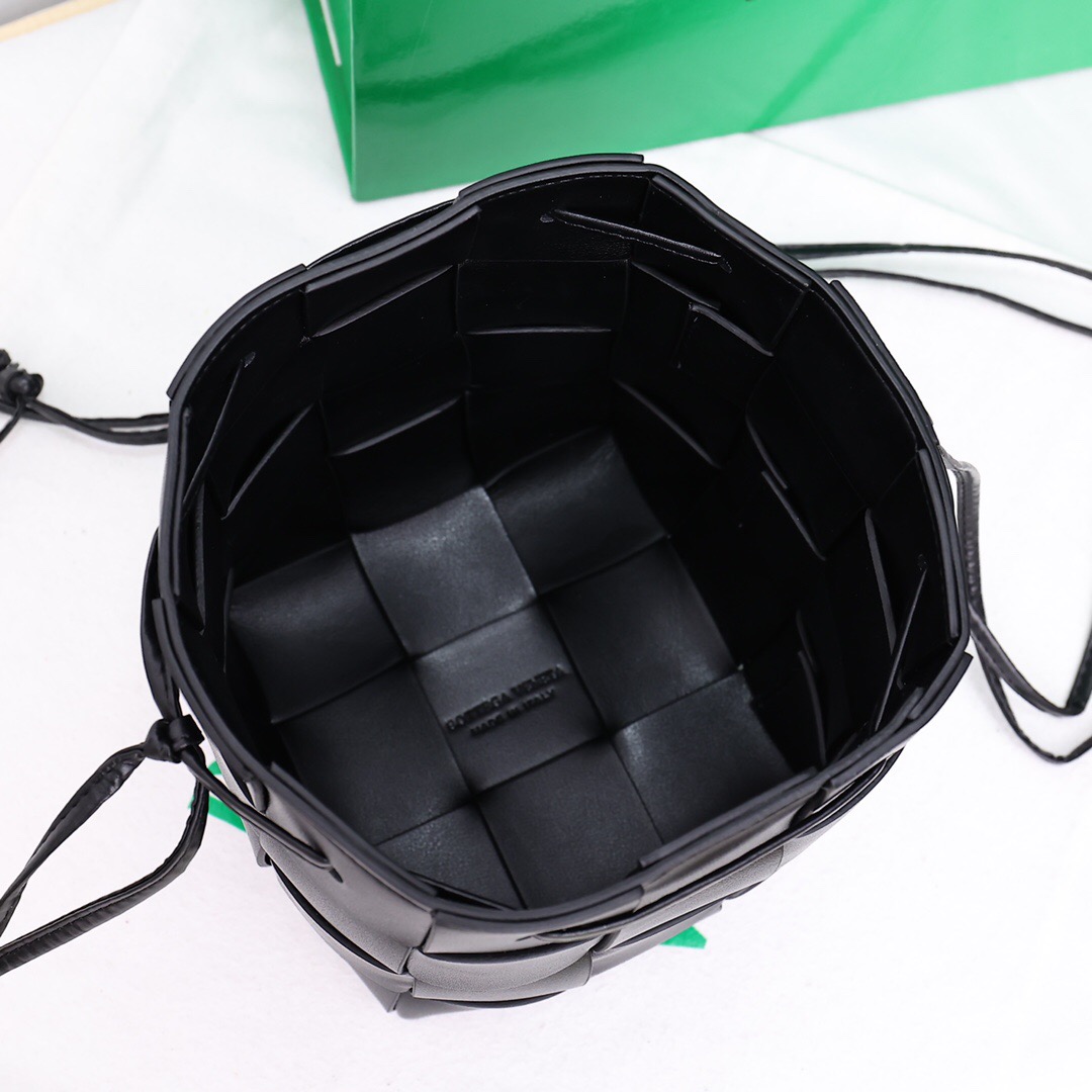 【BOTTEGA VENETA】カセット スモールバッグ イントレチャート