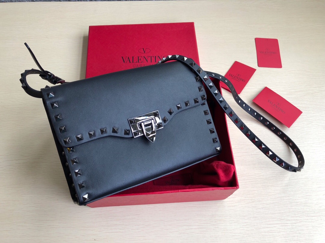 Valentino ヴァレンティノ　ロックスタッズ クロスボディバッグ