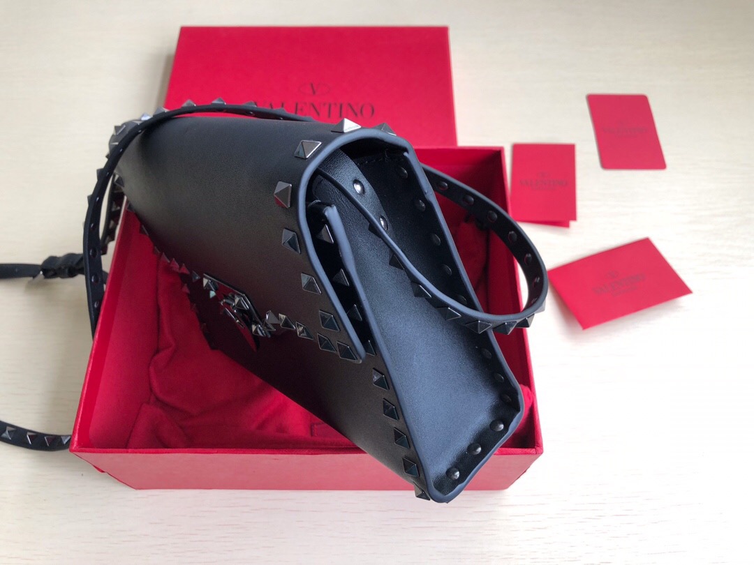 Valentino ヴァレンティノ　ロックスタッズ クロスボディバッグ