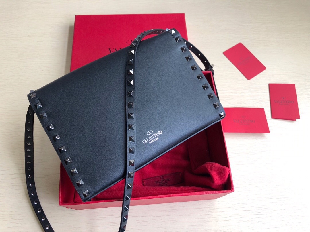 Valentino ヴァレンティノ　ロックスタッズ クロスボディバッグ
