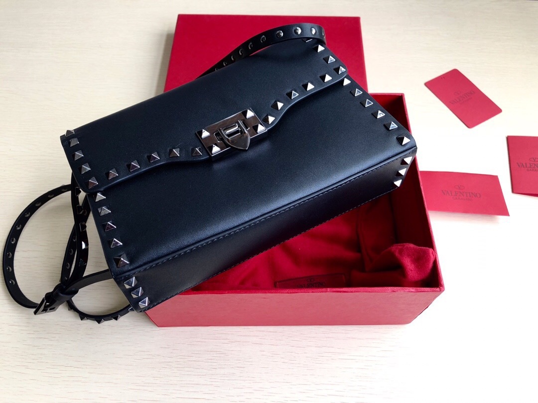 Valentino ヴァレンティノ　ロックスタッズ クロスボディバッグ