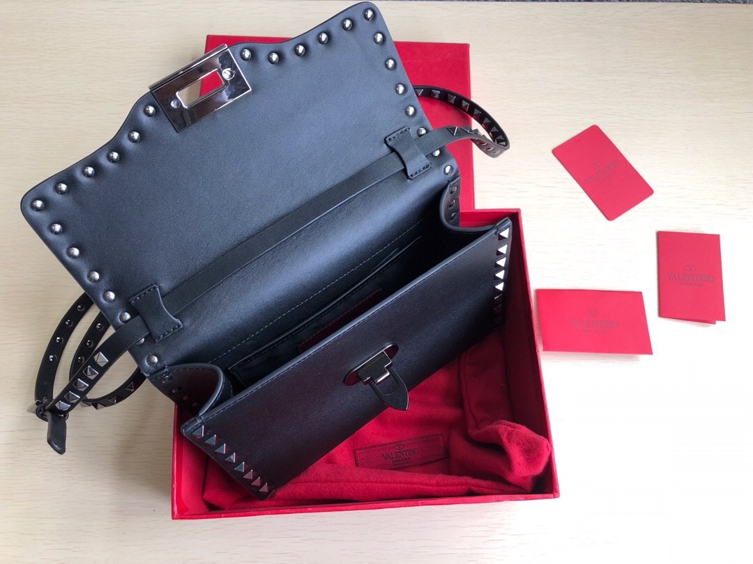 Valentino ヴァレンティノ　ロックスタッズ クロスボディバッグ