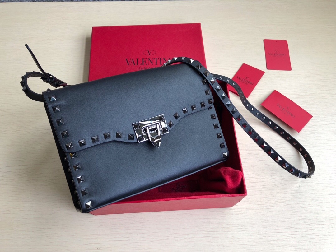 Valentino ヴァレンティノ　ロックスタッズ クロスボディバッグ
