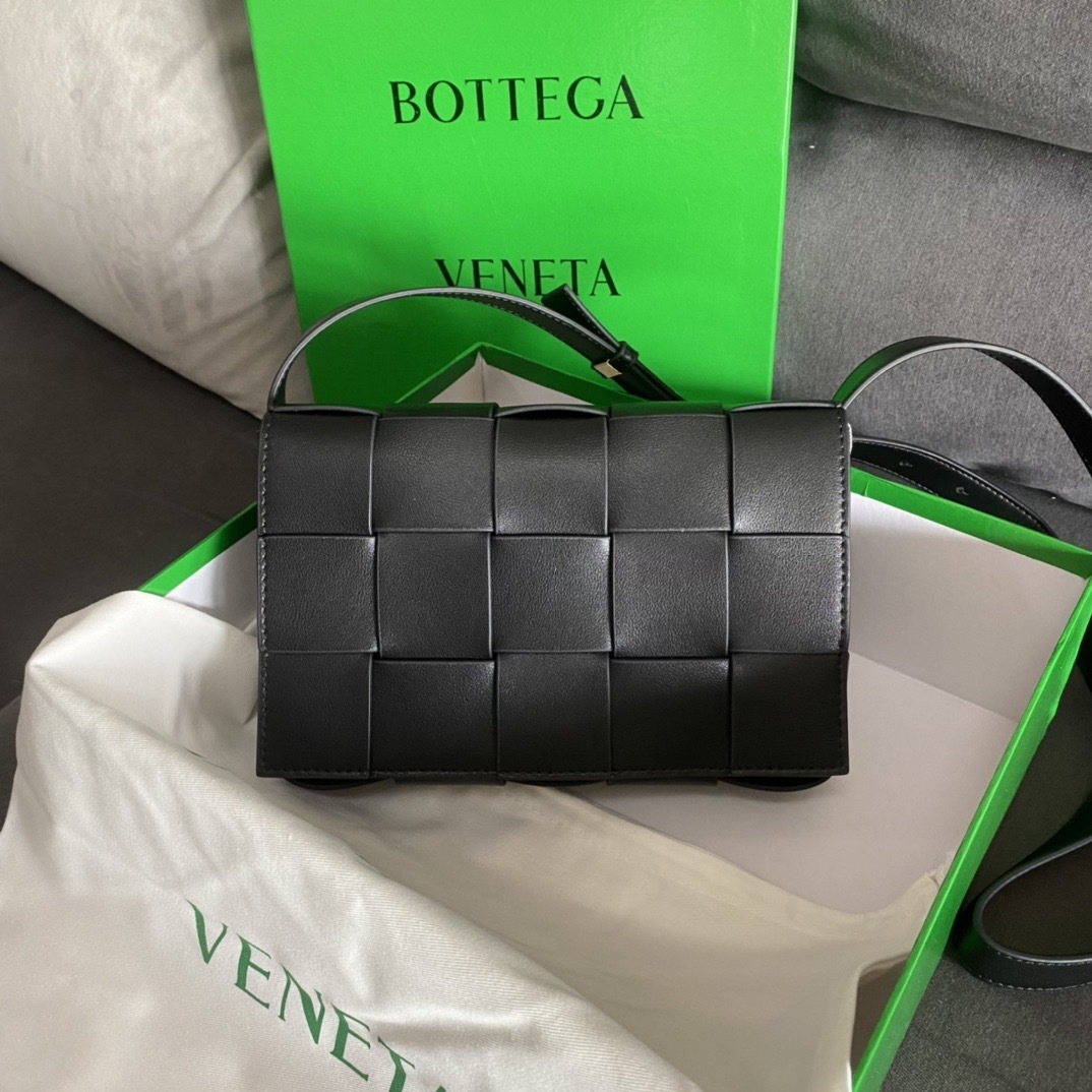【BOTTEGA VENETA】CASSETTE クロスボディバッグ
