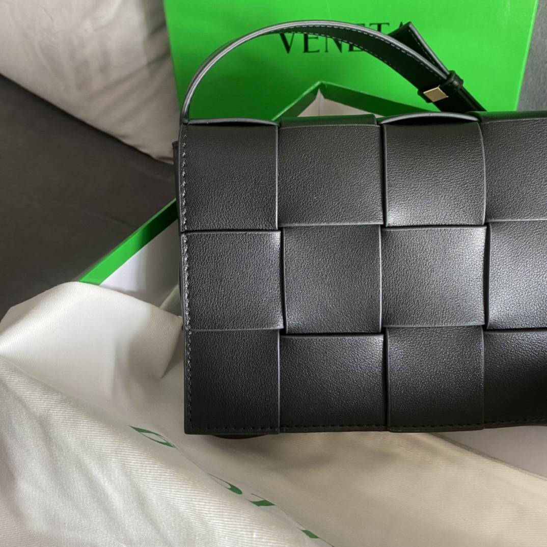 【BOTTEGA VENETA】CASSETTE クロスボディバッグ