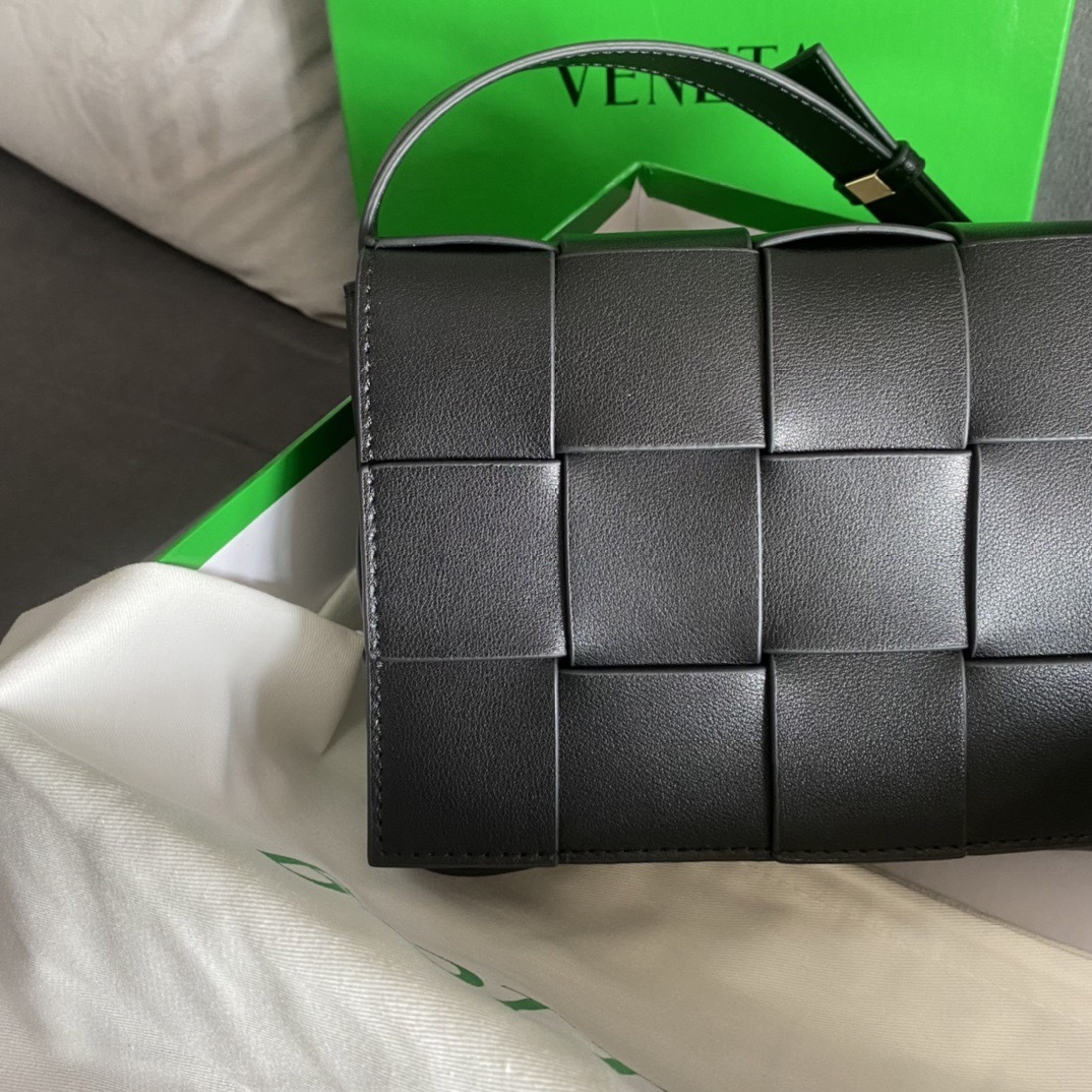 【BOTTEGA VENETA】CASSETTE クロスボディバッグ