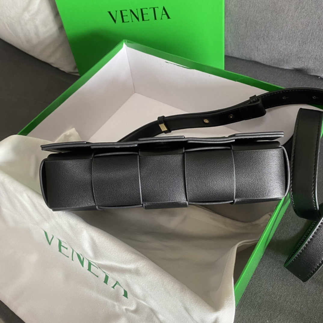 【BOTTEGA VENETA】CASSETTE クロスボディバッグ