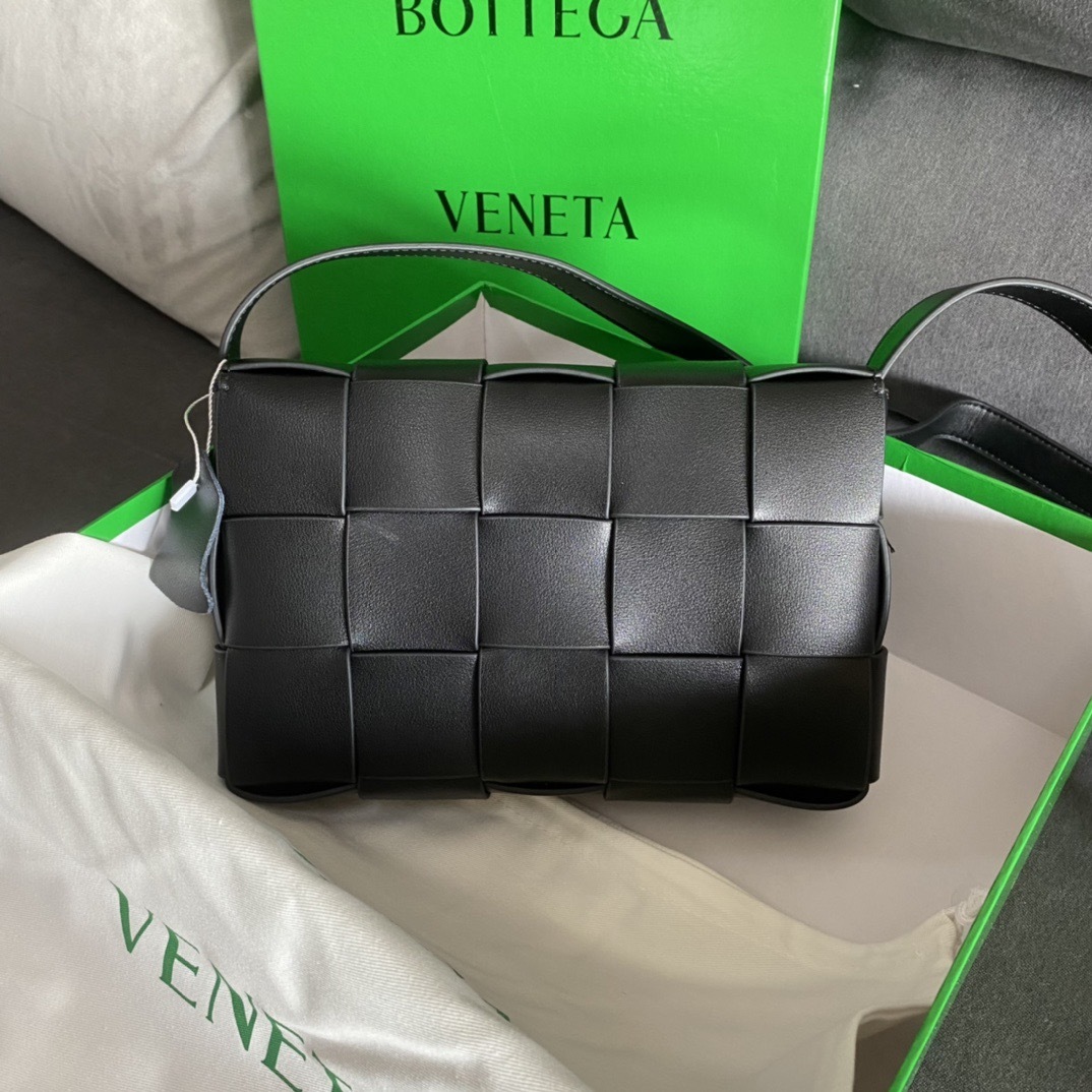 【BOTTEGA VENETA】CASSETTE クロスボディバッグ