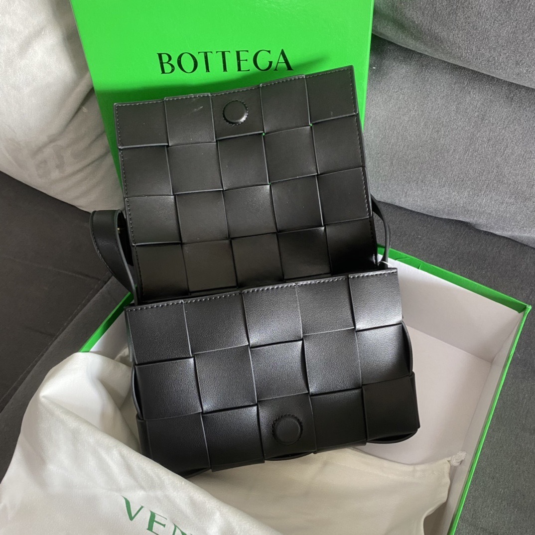 【BOTTEGA VENETA】CASSETTE クロスボディバッグ