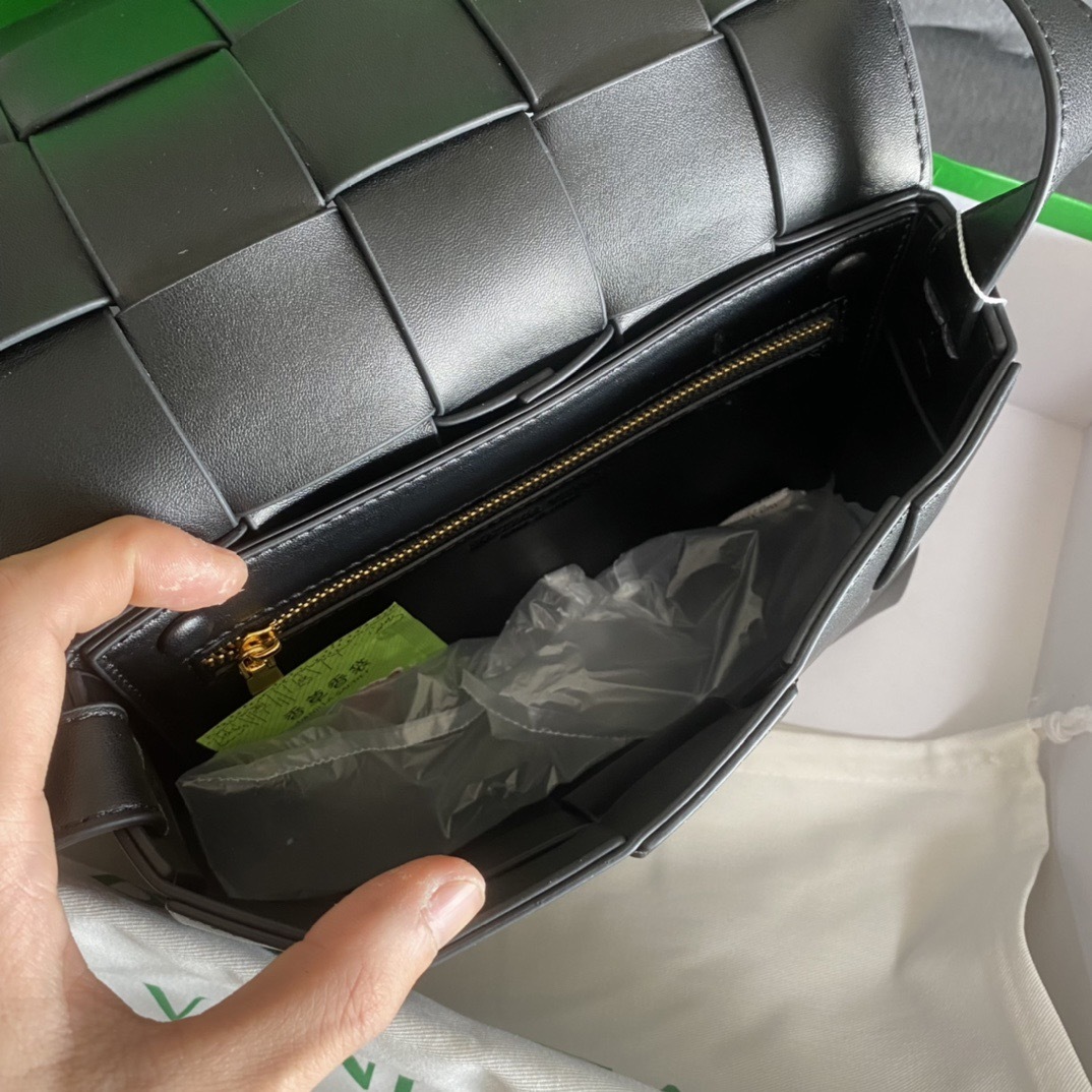 【BOTTEGA VENETA】CASSETTE クロスボディバッグ