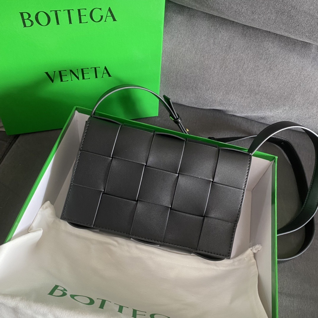 【BOTTEGA VENETA】CASSETTE クロスボディバッグ
