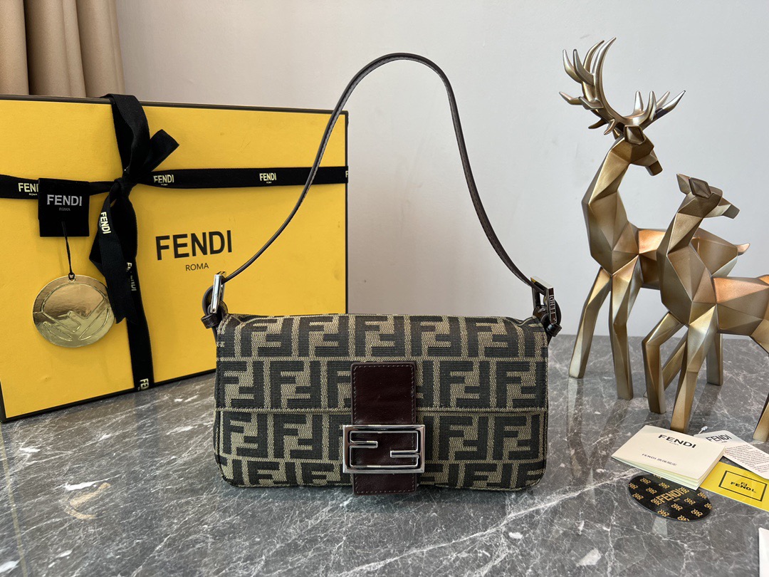 FENDI　ショルダーバッグ　マンマバケット　ズッカ柄
