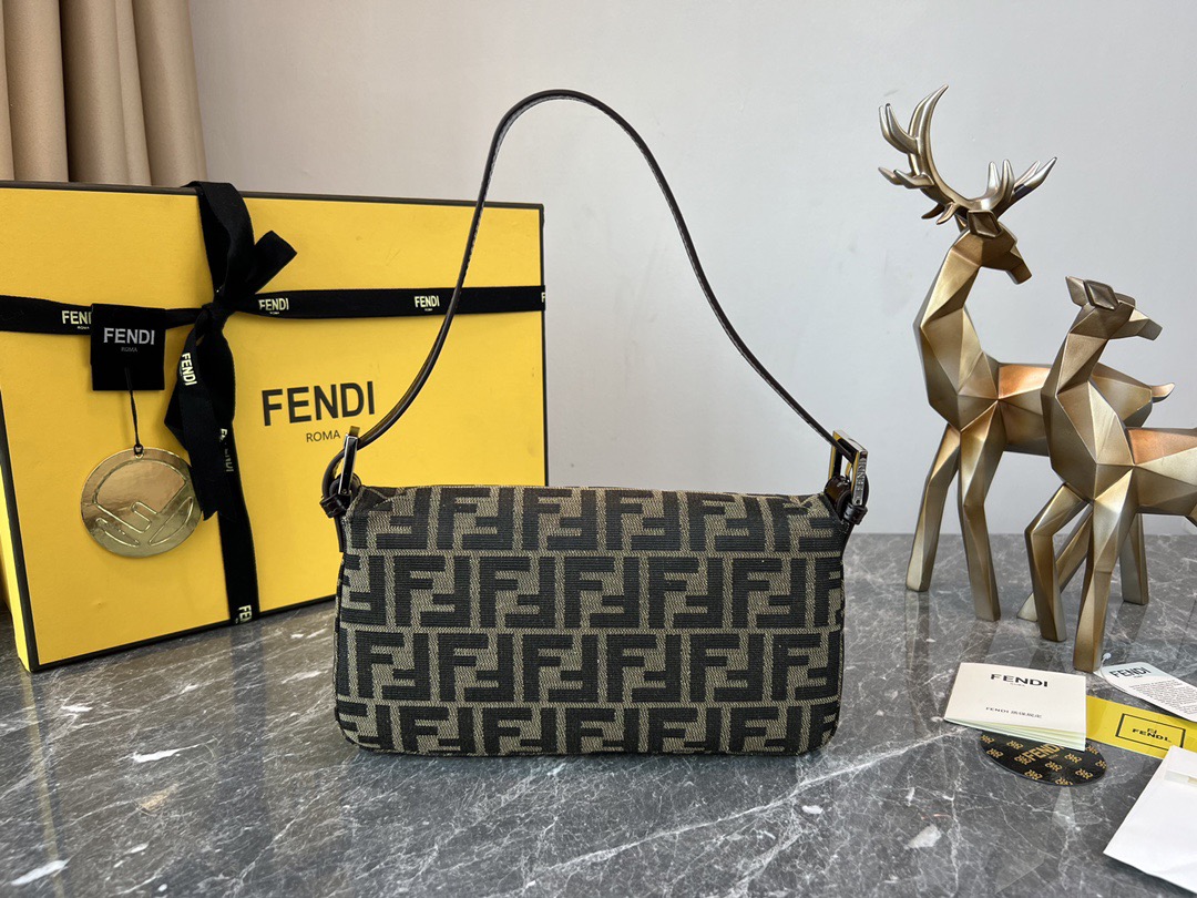 FENDI　ショルダーバッグ　マンマバケット　ズッカ柄