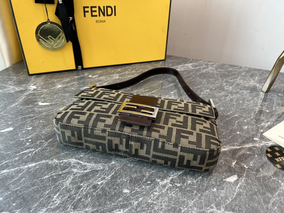 FENDI　ショルダーバッグ　マンマバケット　ズッカ柄