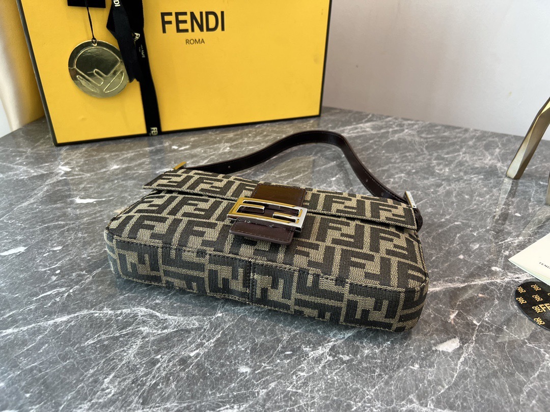 FENDI　ショルダーバッグ　マンマバケット　ズッカ柄