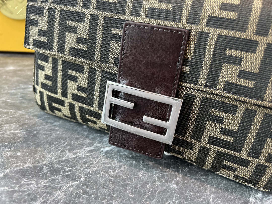 FENDI　ショルダーバッグ　マンマバケット　ズッカ柄