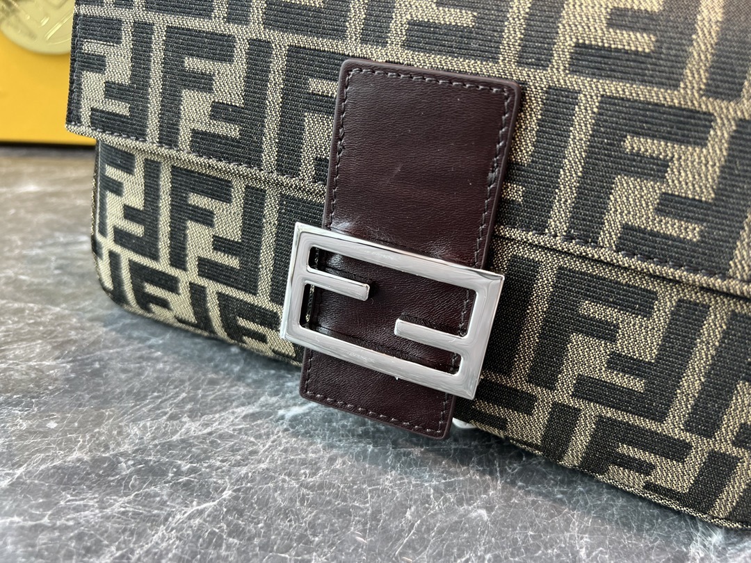 FENDI　ショルダーバッグ　マンマバケット　ズッカ柄